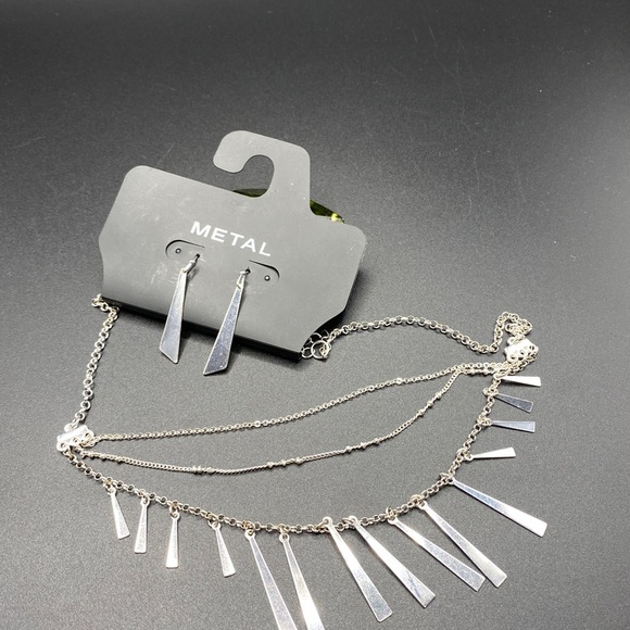 METAL Triple Strand Silver Tone Necklace & Earrings Set NWOT - Picture 3 of 5